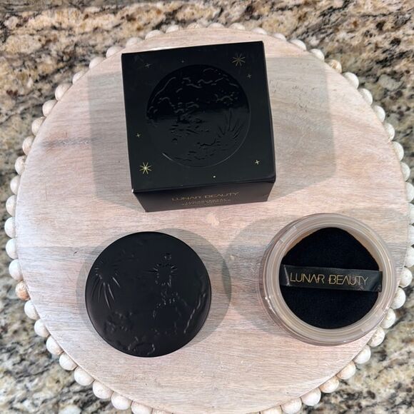 Lunar Beauty Translucent Medium Setting Powder - Black and Tan - Picture 2 of 6